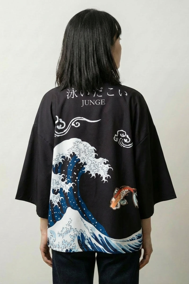 Kimono 'Die große Welle von Kanagawa', Rückansicht offen getragen – Damen Kimono-Jacke japanischer Haori mit Die-große-Welle-Druck