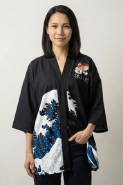 Kimono 'Die große Welle von Kanagawa' – Damen Kimono-Jacke japanischer Haori mit Die-große-Welle-Druck, Vorderansicht