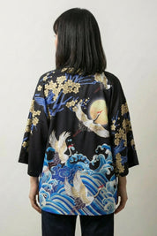Kimono-Jacke für Damen 'Sanaé', getragene Ansicht Komplettoutfit – Damen Kimono-Jacke japanischer Haori mit Kranich über Welle