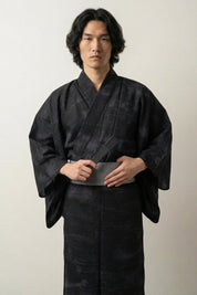 Langer Kimono für Herren 'Kurogane' – Studioaufnahme