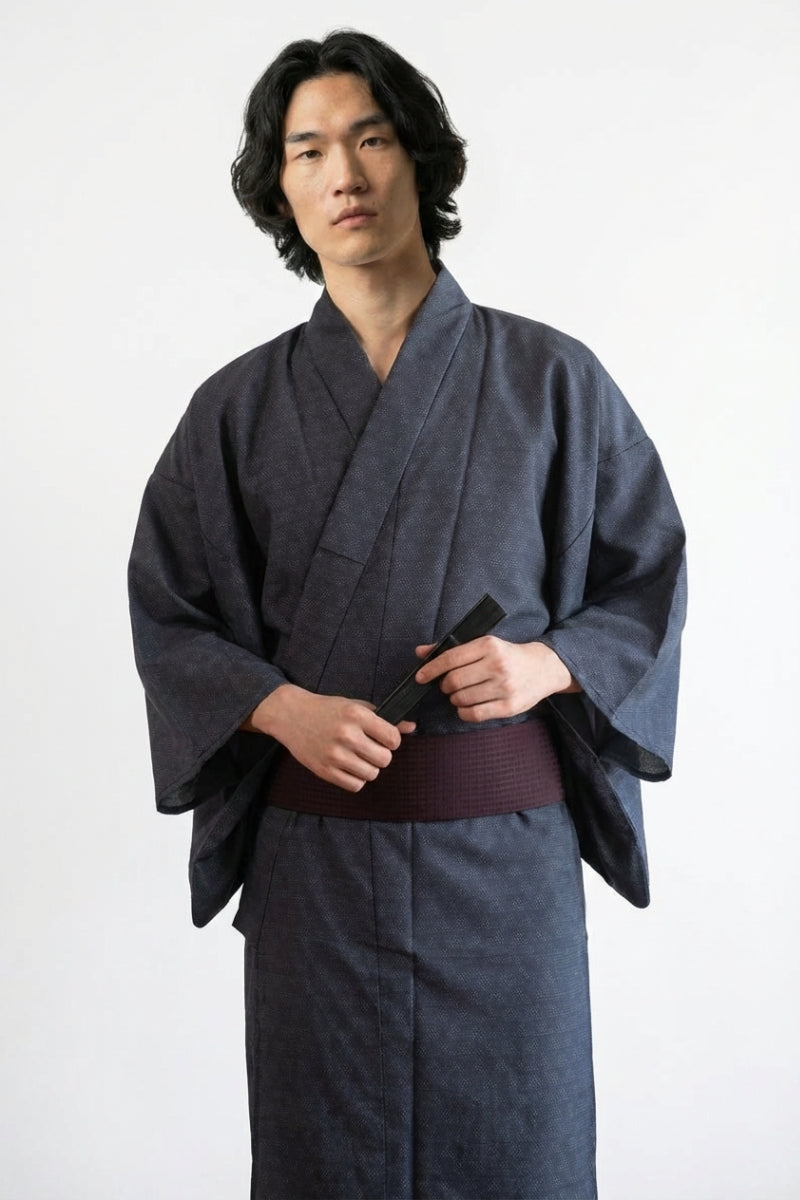 Minimalistischer Kimono für Herren 'Mujiiro' – Studioaufnahme