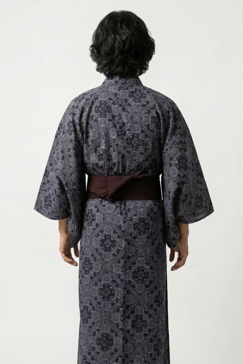 Kimono 'Hanamon' mit Kamon-Medaillons auf Marineblau, Detailansicht des Stoffs und des Obi