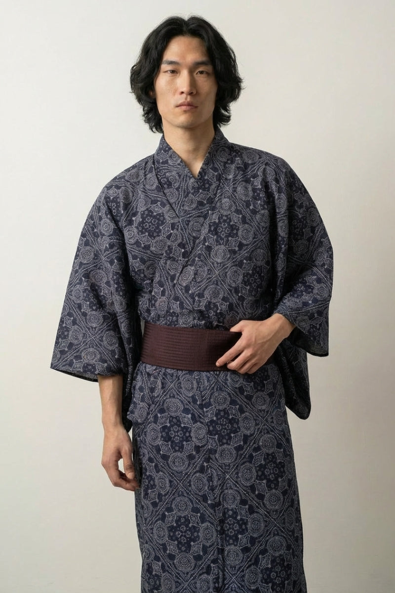 Kimono mit japanischem Muster 'Hanamon' – Studioaufnahme