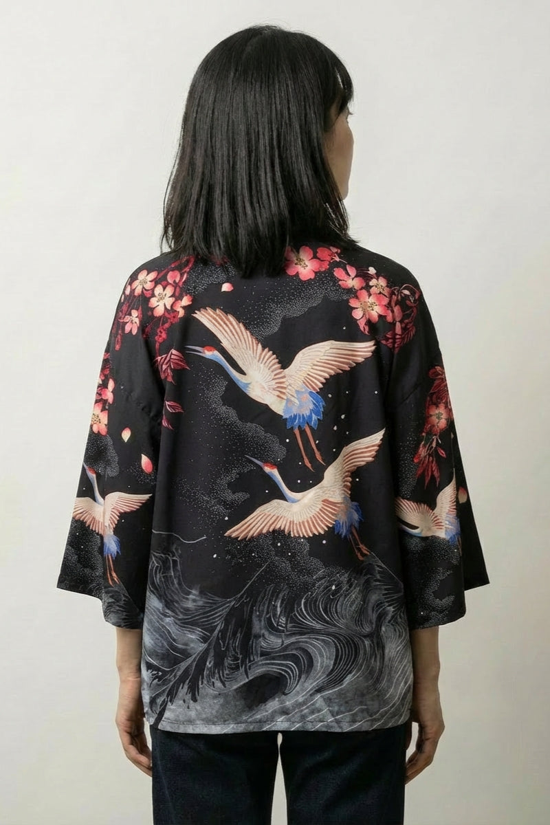 Kimono-Oberteile Damen 'Harumi', Rückansicht offen getragen – Damen Kimono-Jacke japanischer Haori mit Kranich und rote Blüten