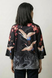 Kimono-Oberteile Damen 'Harumi', Rückansicht offen getragen – Damen Kimono-Jacke japanischer Haori mit Kranich und rote Blüten