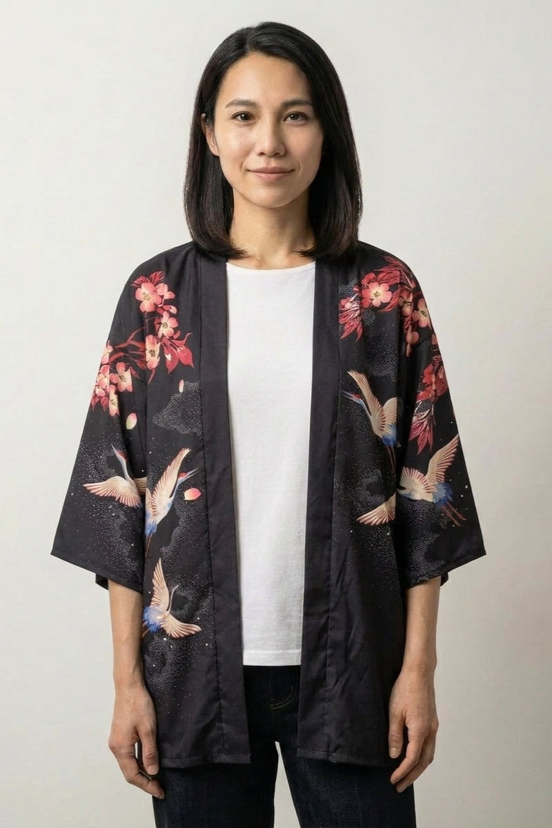 Kimono-Oberteile Damen 'Harumi' – Damen Kimono-Jacke japanischer Haori mit Kranich und rote Blüten, Vorderansicht