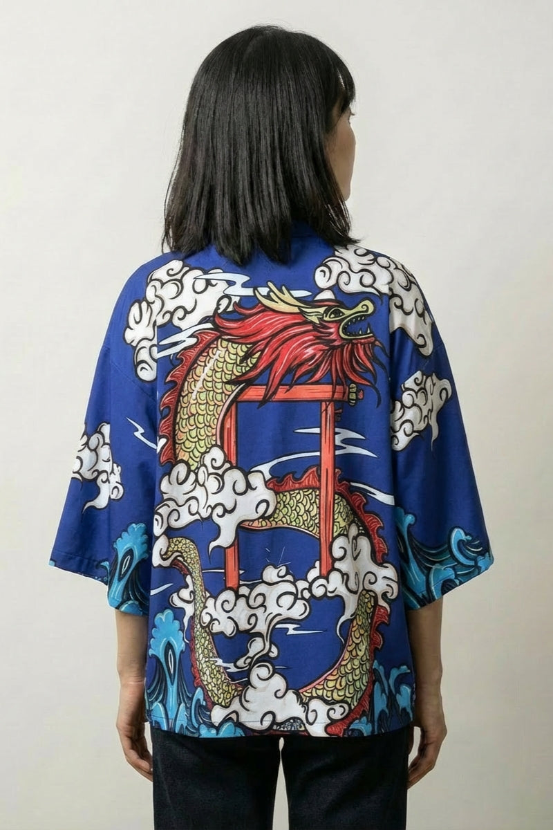 Kimono-Strickjacke für Damen 'Saori', getragene Ansicht Komplettoutfit – Damen Kimono-Jacke japanischer Haori mit Koi-Karpfen-Motiv