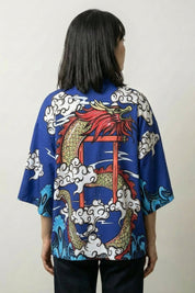 Kimono-Strickjacke für Damen 'Saori', getragene Ansicht Komplettoutfit – Damen Kimono-Jacke japanischer Haori mit Koi-Karpfen-Motiv