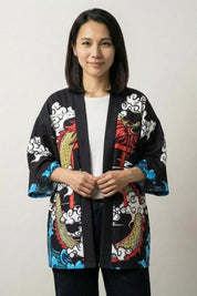 Kimono-Strickjacke für Damen 'Saori' – Damen Kimono-Jacke japanischer Haori mit Koi-Karpfen-Motiv, Vorderansicht