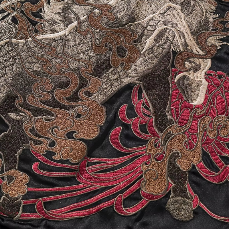 Sukajan mit silbernem Drachen oder goldenem Shishi, getragene Ansicht