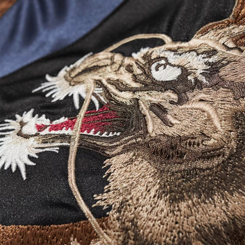 Sukajan mit silbernem Drachen oder goldenem Shishi, Detailansicht der Stickerei