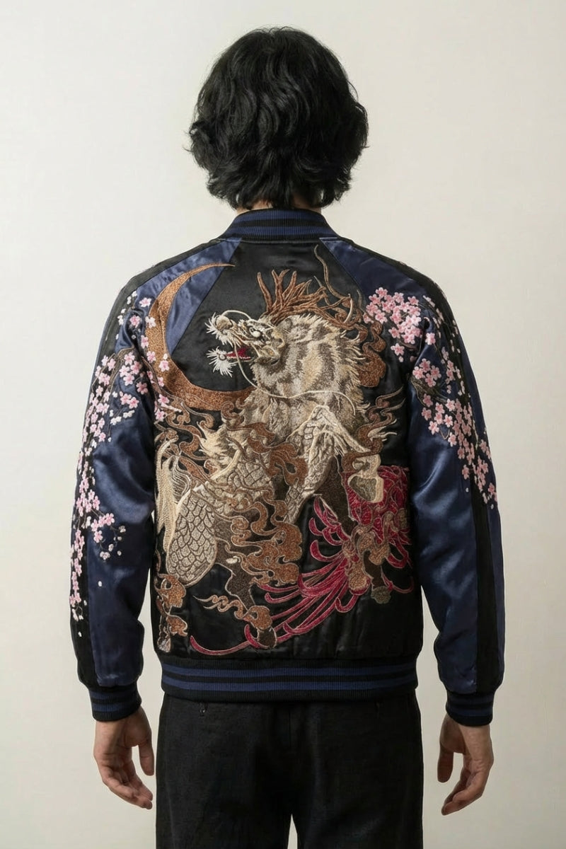 Japanische Sukajan-Souvenirjacke mit silbernem Drachen oder goldenem Shishi, Rückenansicht der Stickerei