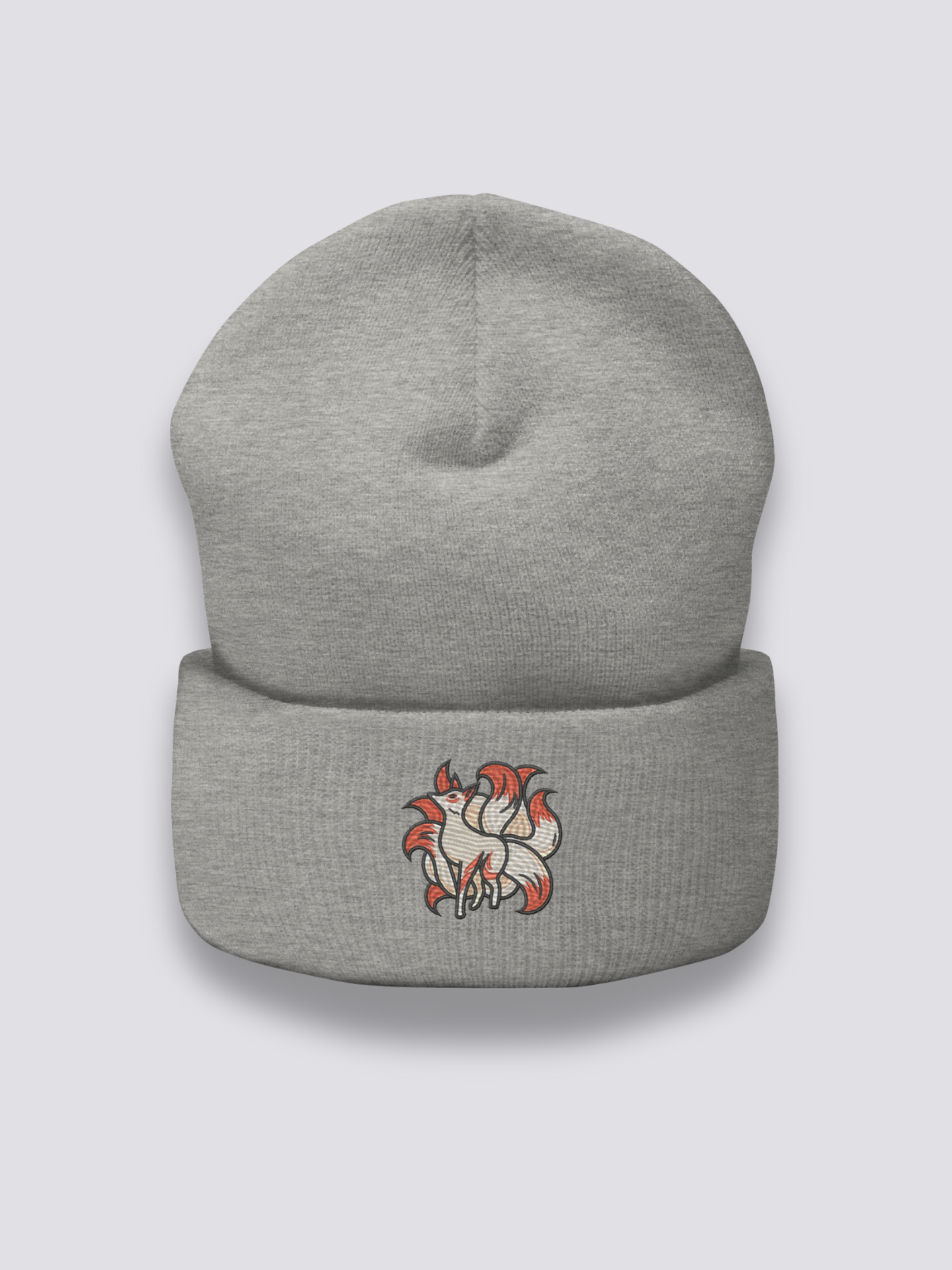 Kitsune-Beanie – Beanie, gestickter mythologischer neunschwänziger Fuchs, Detailaufnahme der Stickerei