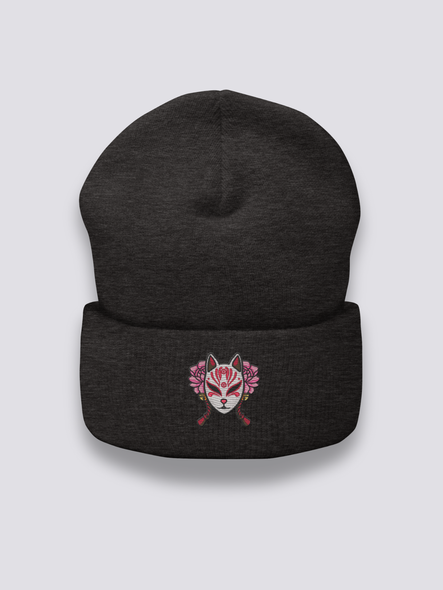 Kitsune-Maske-Beanie – Beanie, gestickte Kitsune-Maske mit Pfingstrosen, Detailaufnahme der Stickerei