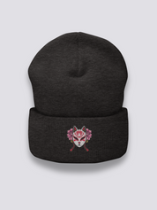 Kitsune-Maske-Beanie – Beanie, gestickte Kitsune-Maske mit Pfingstrosen, Detailaufnahme der Stickerei