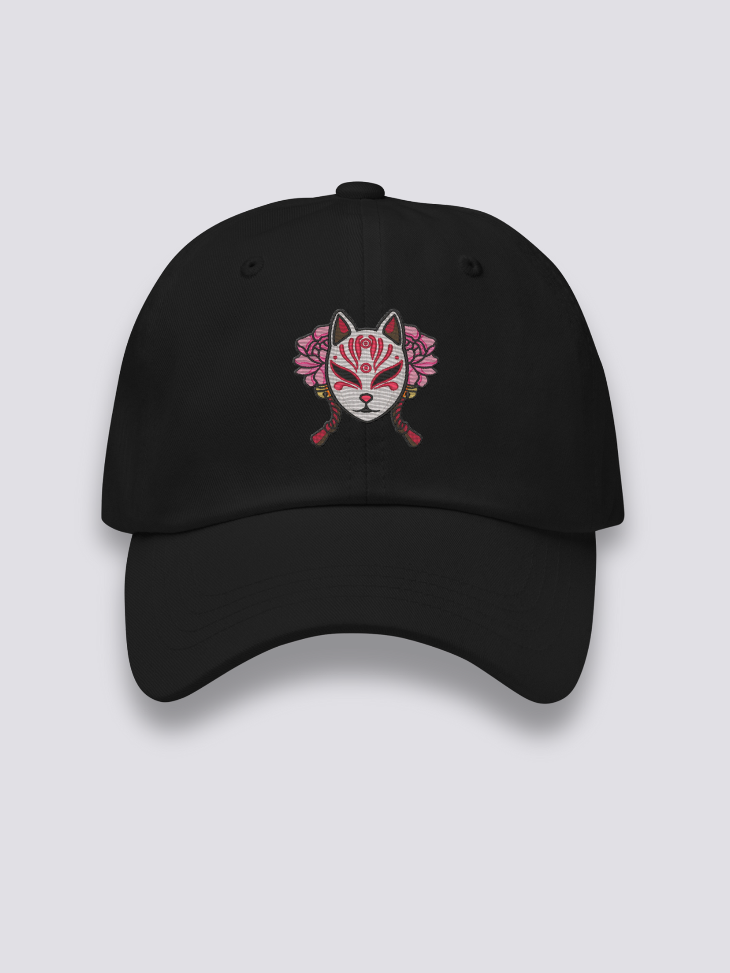 Kitsune-Maske-Cap – japanische Cap, gestickte Kitsune-Maske mit Pfingstrosen, Detailaufnahme der Stickerei