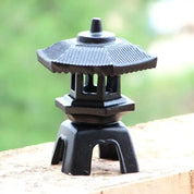 Kleine japanische Gusseisenlaterne – japanische Laterne, kleiner Gusseisen-Tōrō Abiko, patiniert, Detailaufnahme