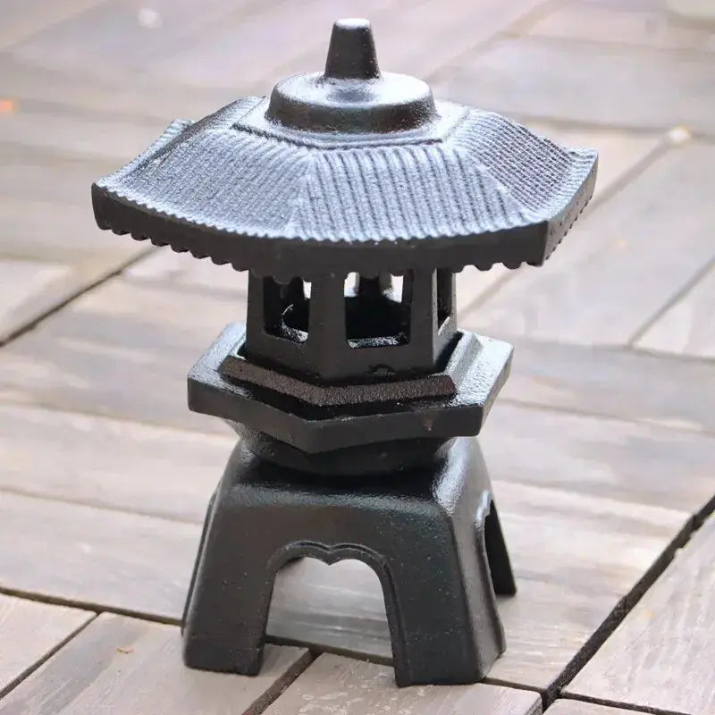 Kleine japanische Gusseisenlaterne – japanische Laterne, kleiner Gusseisen-Tōrō Abiko, patiniert, beleuchtete Ansicht