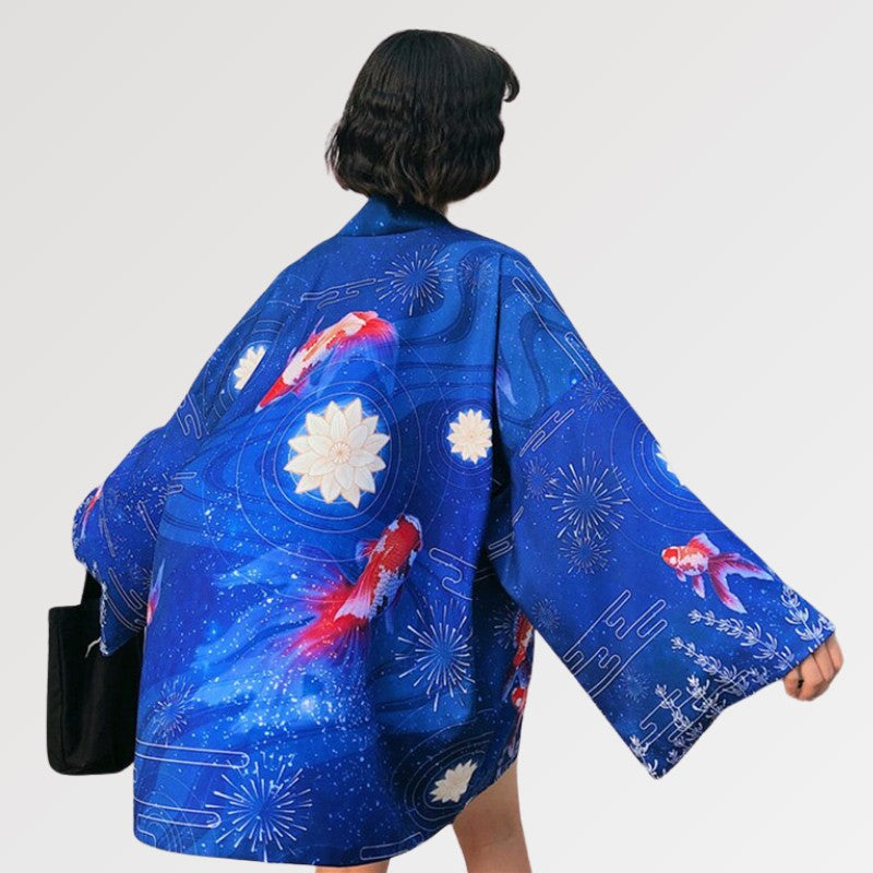 Koi Fisch Kimono 'King Ranchu x Lotus' – Nahaufnahme Kimono mit japanischem Motiv