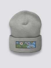 Koi-Karpfen-Beanie – Beanie, gestickter Koi-Karpfen-Teich mit Lotos, Vorderansicht