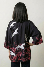 Kranich-Kimono 'Mayumi', Rückansicht offen getragen – Damen Kimono-Jacke japanischer Haori mit Koi-Karpfen und Rosen