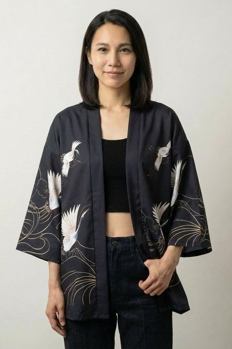 Kurzer Kimono für Frauen 'Setsuko' – Damen Kimono-Jacke japanischer Haori mit Kranich mit Goldfäden, Vorderansicht