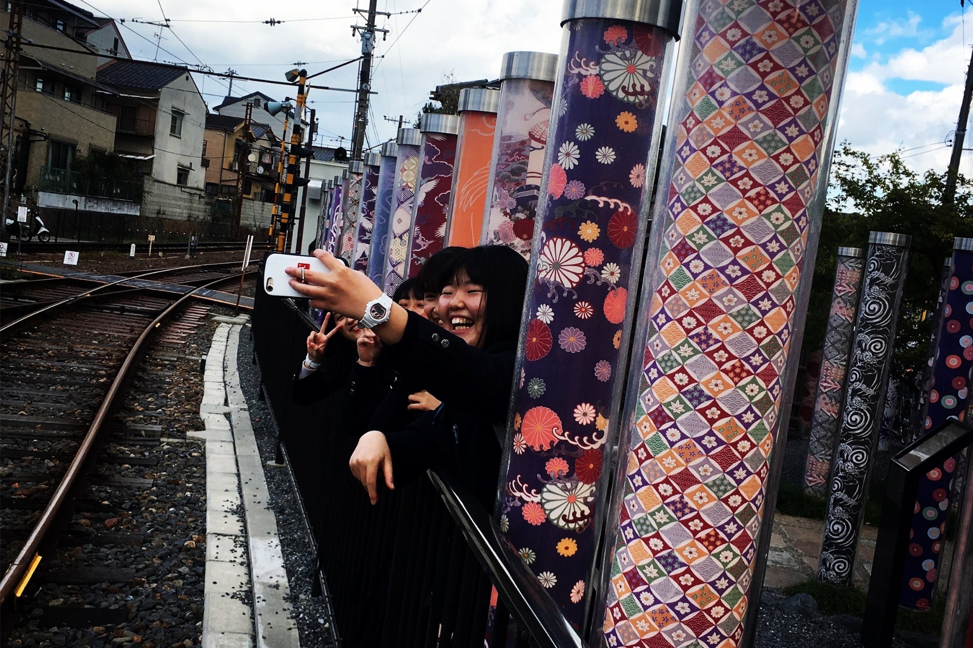Schülerinnen beim Selfie in Arashiyama, Kyoto, junges Japan zwischen Tradition und Moderne
