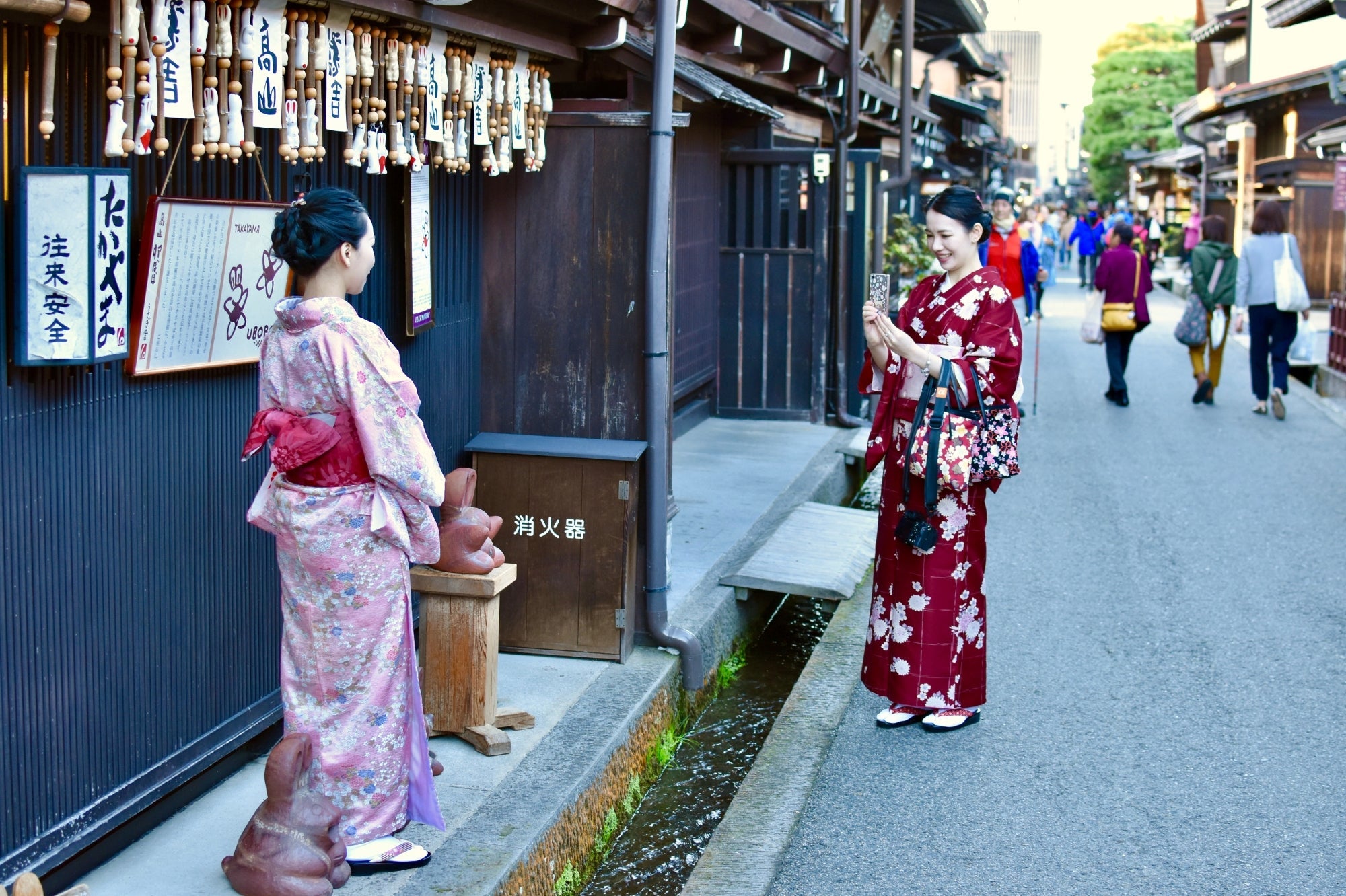 Frauen im Kimono in einer traditionellen Gasse von Gion, Kyoto – japanische Eleganz