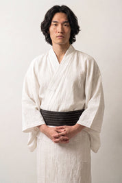 Obi-Gürtel 'Kyoto' über einem weißen Kimono von einem männlichen Model an der Taille getragen — Schwarz mit feinen, gleichmäßigen Rippen über die ganze Breite