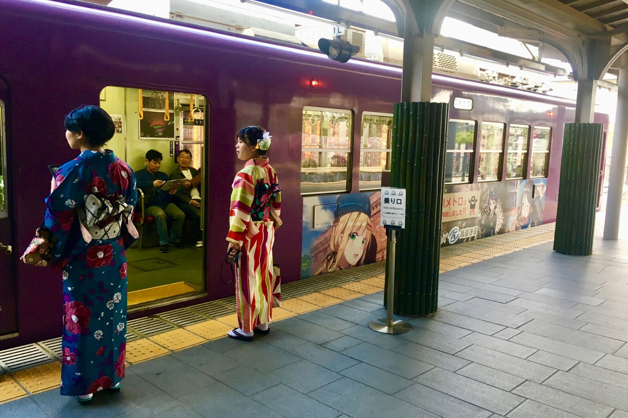 Kimono und Anime-Motive im Zug in Kyoto, Verbindung von Tradition und Popkultur Japans