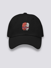 Lachs-Reis-Cap – japanische Cap, zwei gestickte Kawaii-Sushi in Umarmung, Detailaufnahme der Stickerei