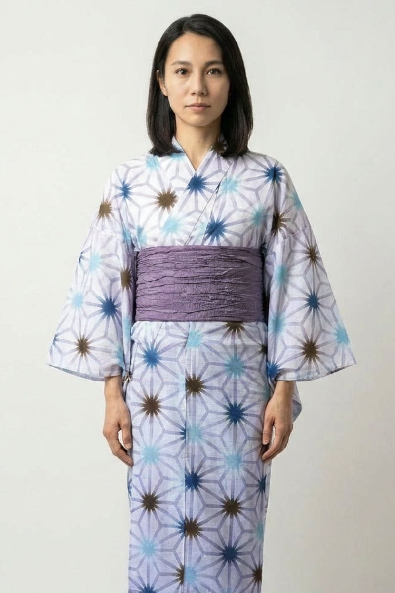 Langer Japanischer Kimono für Damen 'Yukika' – japanischer Damen-Kimono mit Obi, Asanoha-Sterne, violetter Obi, Vorderansicht