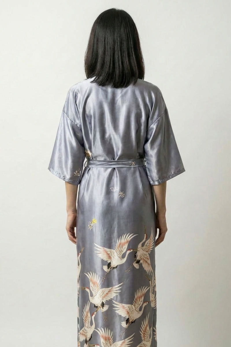 Langer japanischer Kimono-Pyjama Grau – japanischer Pyjama, langer Nacht-Kimono in Grau mit Kranich-Druck, Rückansicht