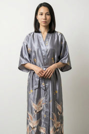 Langer japanischer Kimono-Pyjama Grau – japanischer Pyjama, langer Nacht-Kimono in Grau mit Kranich-Druck, Vorderansicht