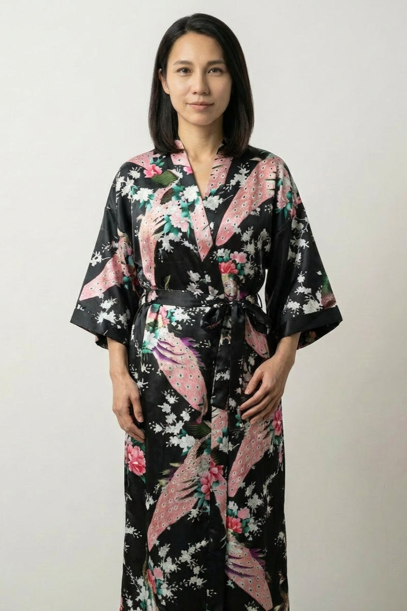 Langer Japanischer Kimono-Schlafanzug Schwarz Floral – japanischer Pyjama, langer Nacht-Kimono in Schwarz mit floralem Druck, Vorderansicht