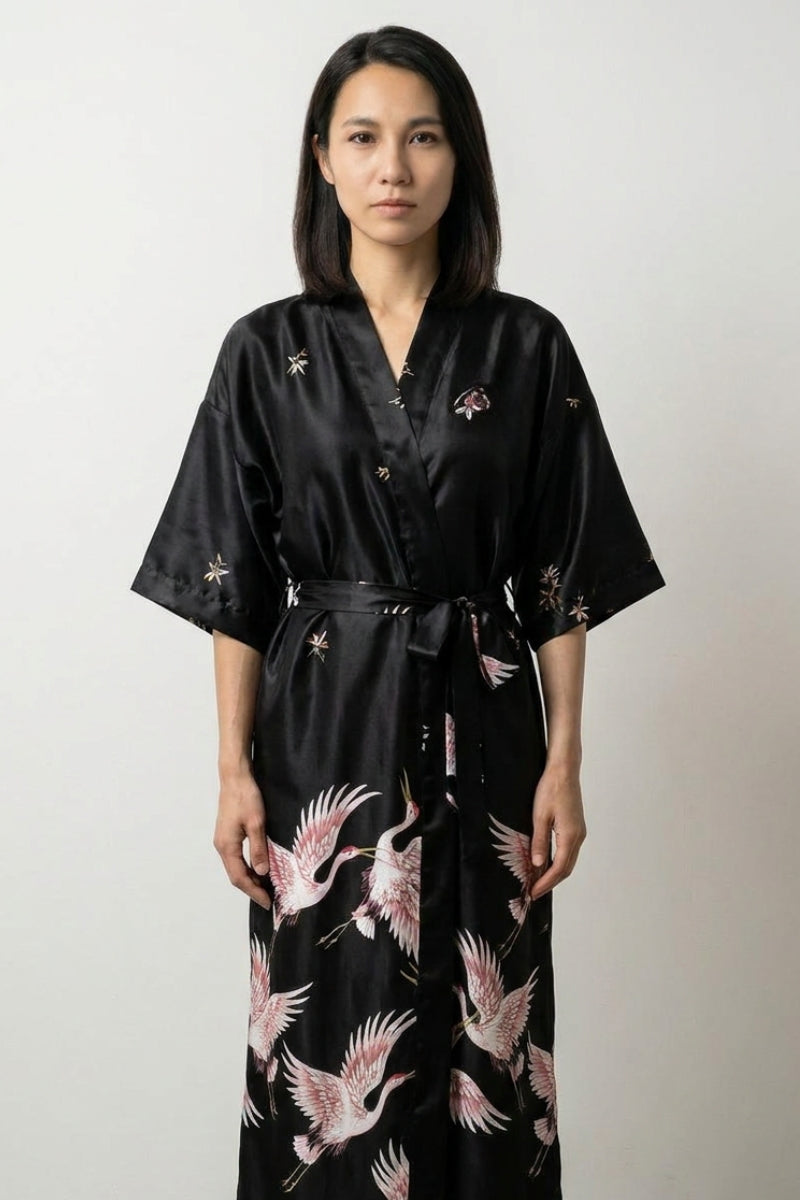 Langer japanischer Kimono-Schlafanzug Schwarz – japanischer Pyjama, langer Nacht-Kimono in Schwarz mit Pfauen-Druck, Vorderansicht