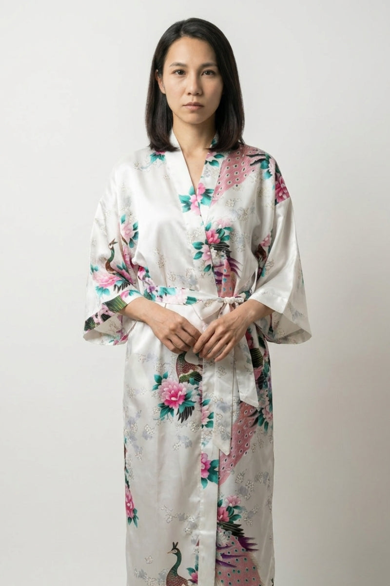 Langer japanischer Schlafanzug Kimono Weiß – japanischer Pyjama, langer Nacht-Kimono in Weiß mit Pfauen-Druck, Vorderansicht