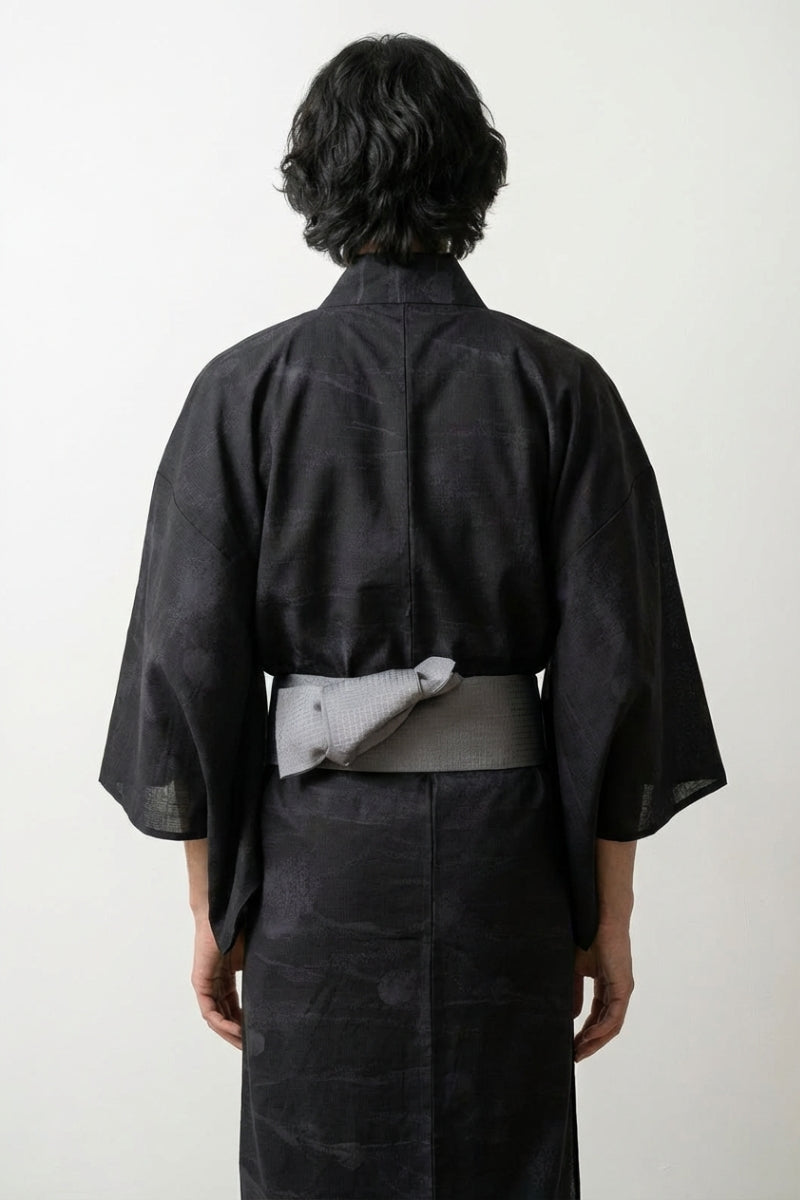 Langer Kimono 'Kurogane' mit Wellen-Jacquard in absolutem Schwarz, Detailansicht des Stoffs und des Obi
