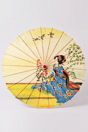 Japanischer Wagasa 'Shojino' von oben, flach geöffnet — gelb-blaue Bespannung mit Maiko-Figur und blühenden Zweigen, Streben strahlen von der Nabe aus