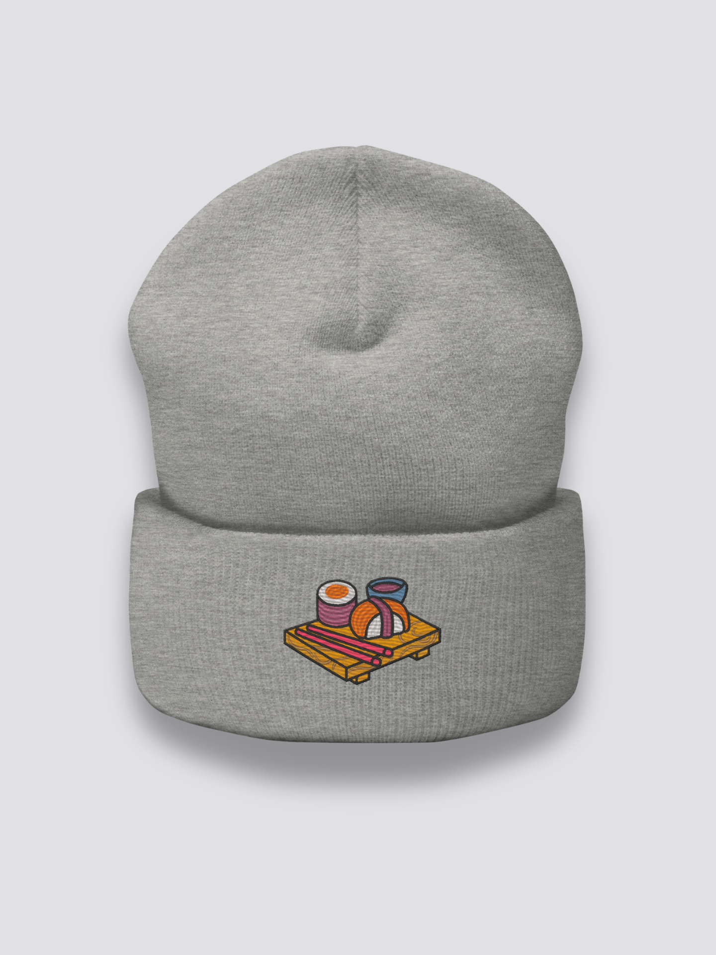 Maki Nigiri Beanie – Beanie, gesticktes Verkostungs-Tablett mit Sushi, Detailaufnahme der Stickerei