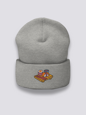 Maki Nigiri Beanie – Beanie, gesticktes Verkostungs-Tablett mit Sushi, Detailaufnahme der Stickerei