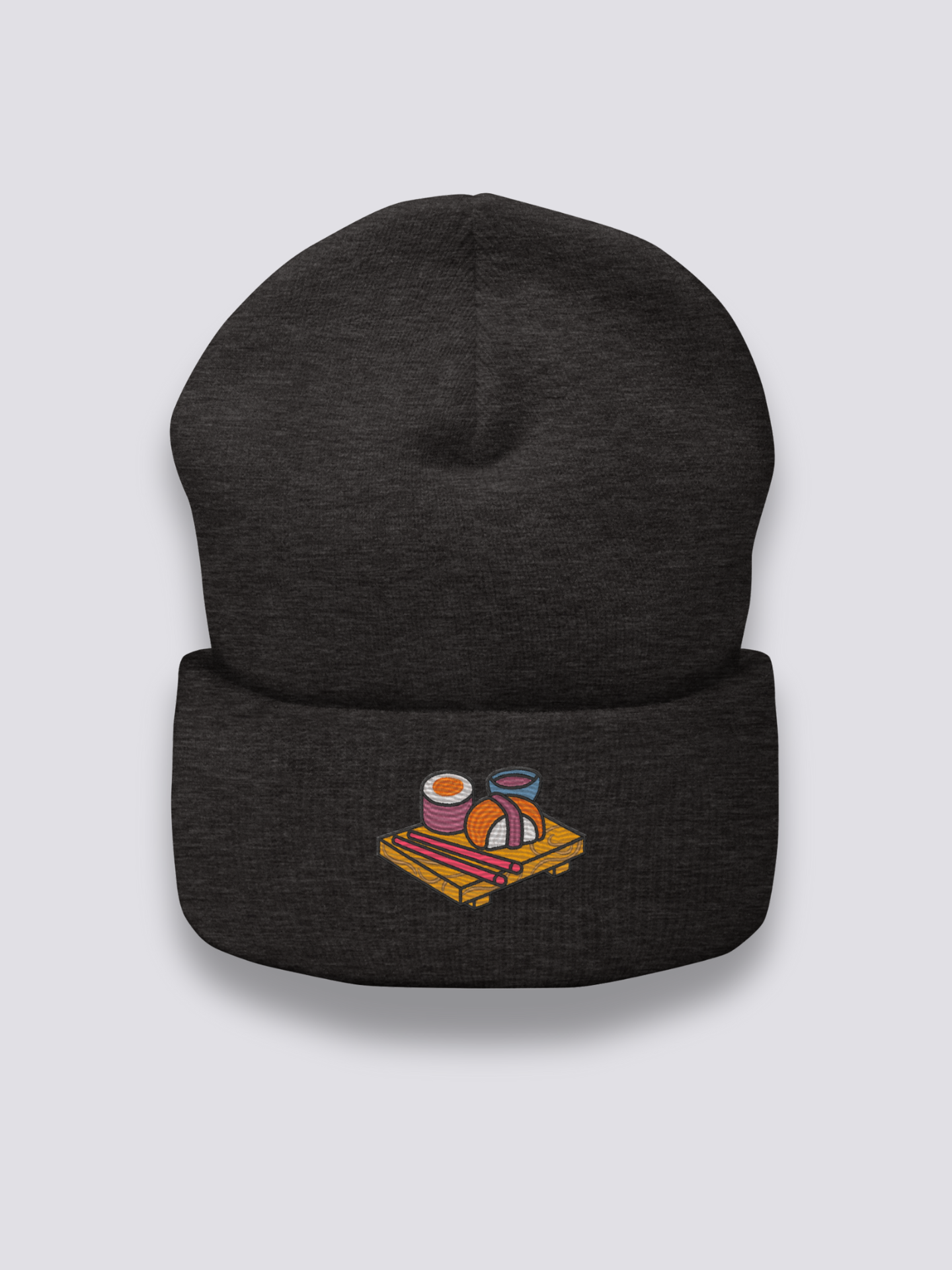 Maki Nigiri Beanie – Beanie, gesticktes Verkostungs-Tablett mit Sushi, Vorderansicht