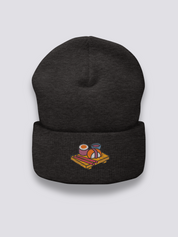 Maki Nigiri Beanie – Beanie, gesticktes Verkostungs-Tablett mit Sushi, Vorderansicht