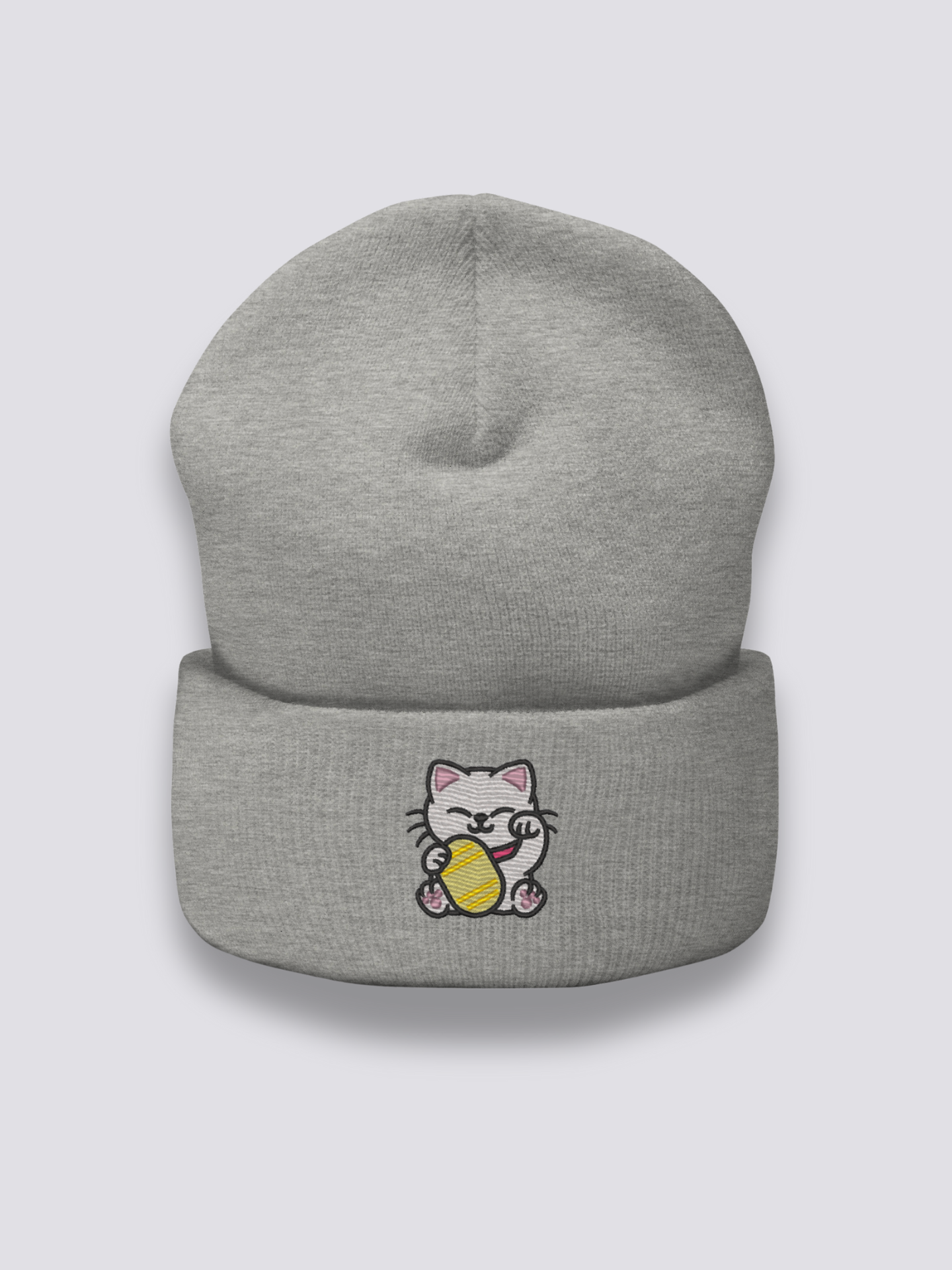 Maneki Neko Beanie – Beanie, gestickte glückbringende Maneki-Neko-Katze, Detailaufnahme der Stickerei