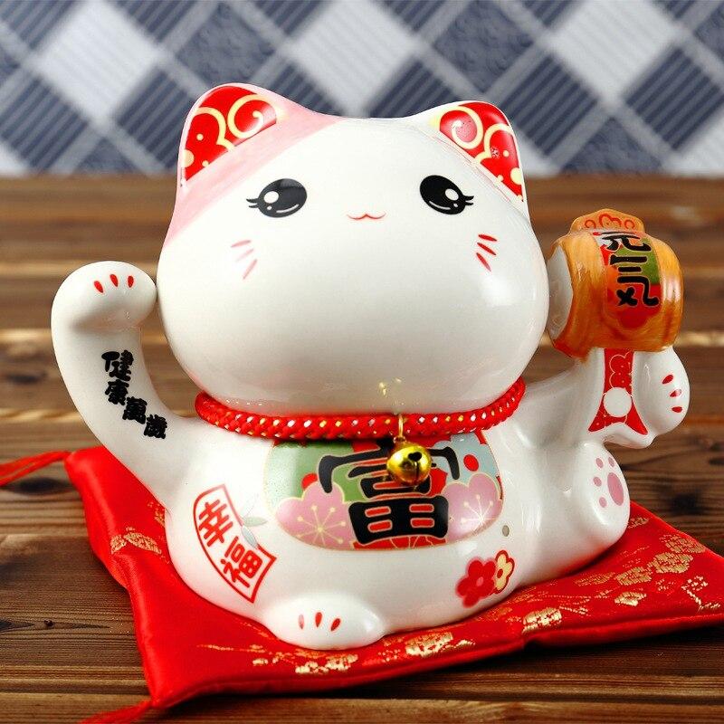 Maneki Neko Spardose Erfolg – japanische Maneki-neko Glückskatze, Glückskatze mit goldenem Hammer und rotem Band, Detailaufnahme