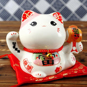 Maneki Neko Spardose Erfolg – japanische Maneki-neko Glückskatze, Glückskatze mit goldenem Hammer und rotem Band, Detailaufnahme