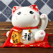Maneki Neko Spardose Gesundheit – japanische Maneki-neko Glückskatze, Glückskatze mit kalligrafiertem Schild, rot, Detailaufnahme