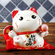 Maneki Neko Spardose Liebe – japanische Maneki-neko Glückskatze, Glückskatze mit rosa Perle und Sakura, Detailaufnahme