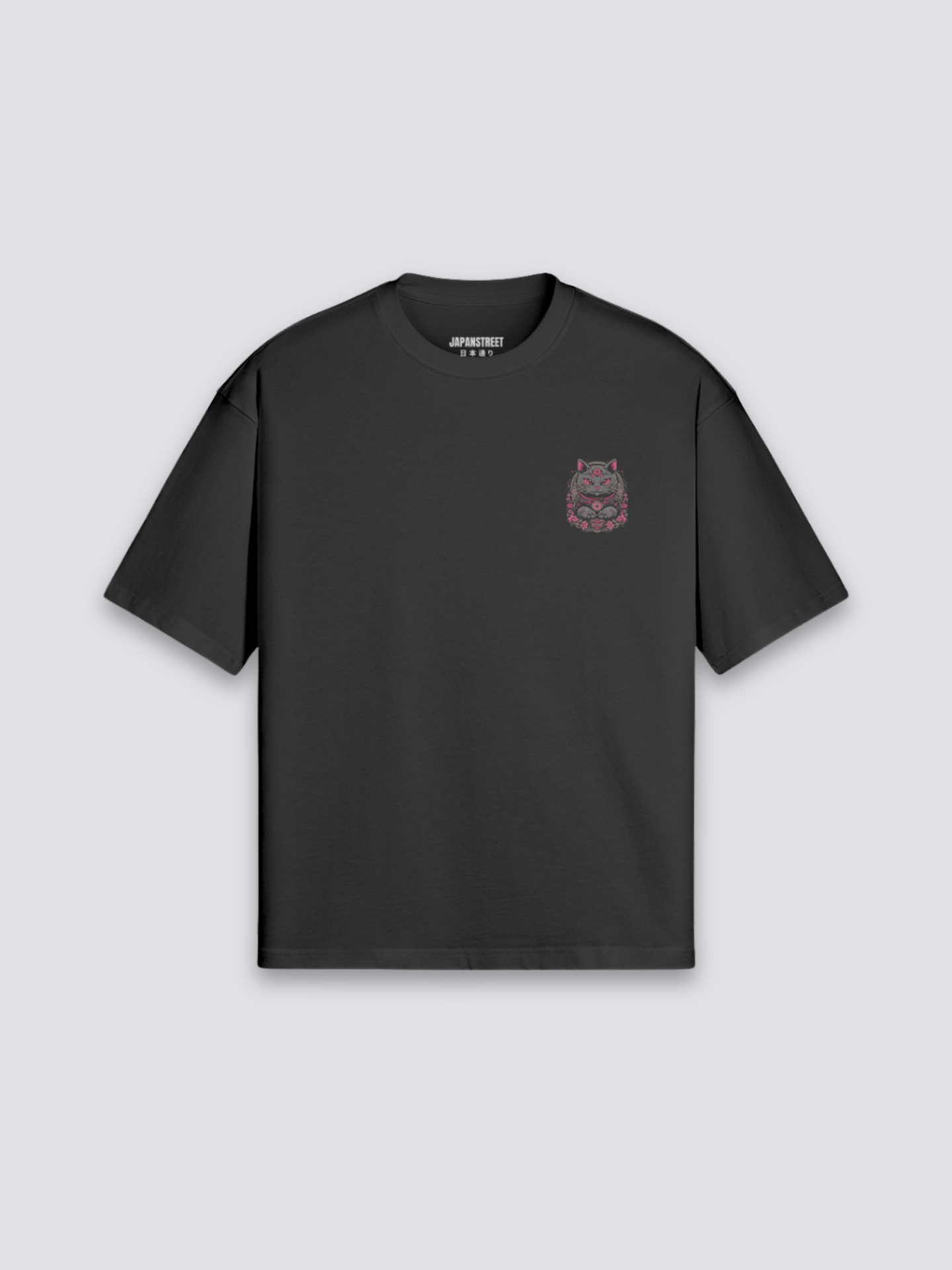 Maneki Neko T-Shirt mit Lucky-Cat-Glückskatze, japanischer Wohlstands-Druck, oversize Baumwolle, Gesamtansicht getragen