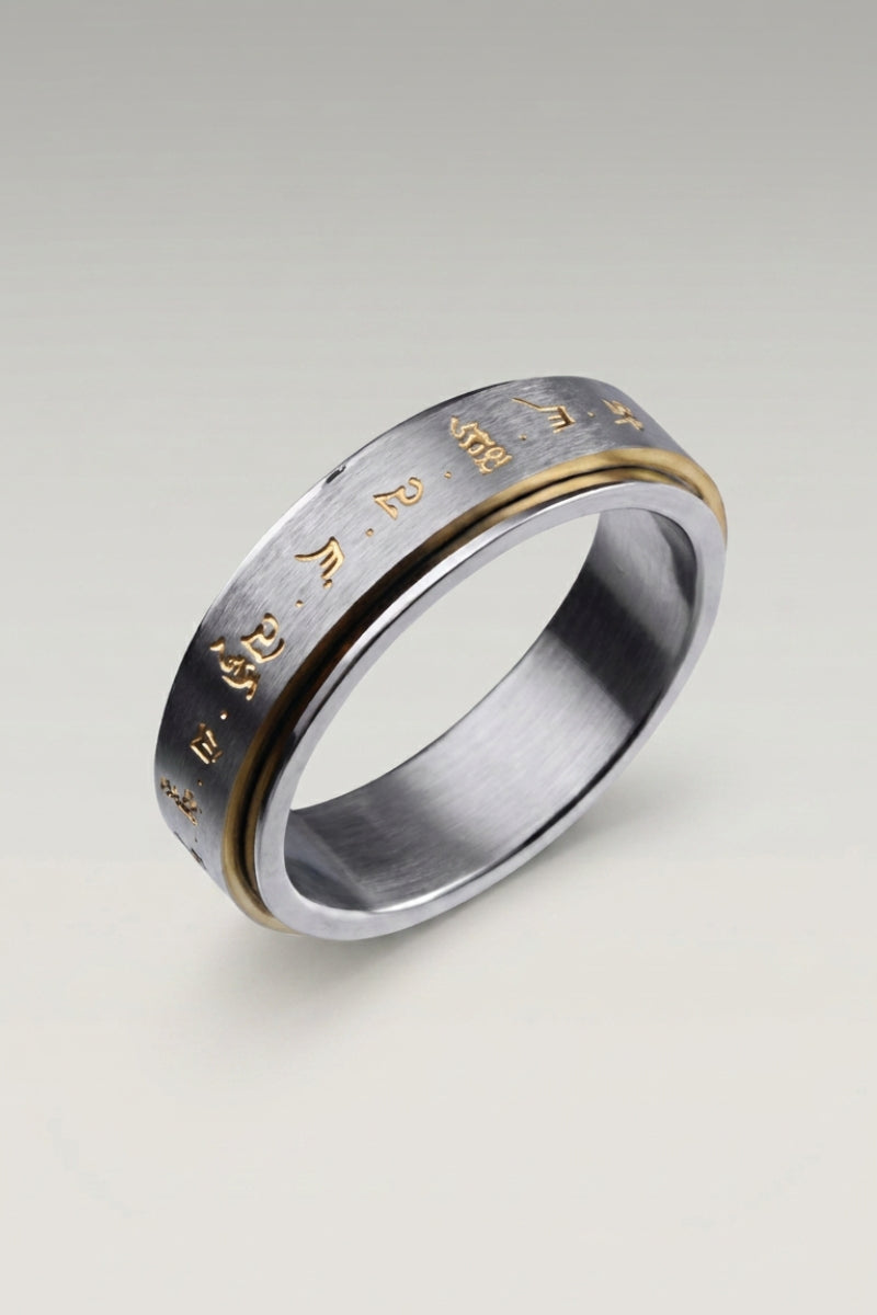Ring 'Gaifu Okoni' — drehbarer Ring mit gravierter Mittelbahn, gesäumt von zwei goldfarbenen Linien, Produktfoto vor hellgrauem Hintergrund
